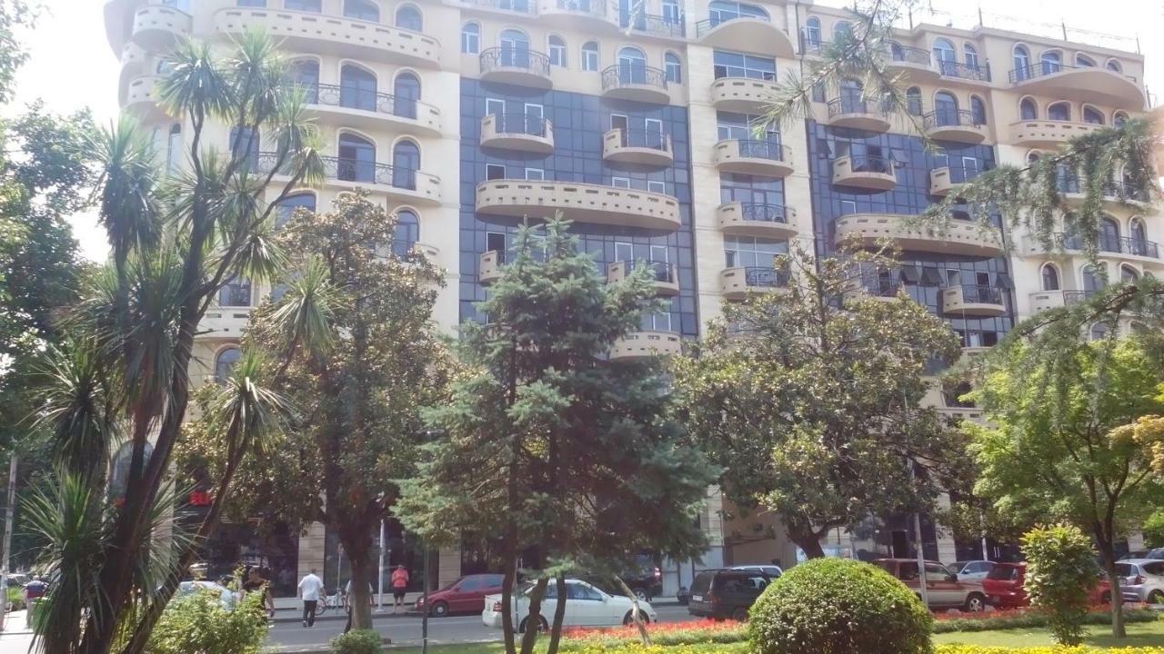Apartament In The Centre Batumi Bagian luar foto